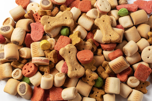 Best Low-Calorie Treats for Dogs and Cats (Healthy Weight Management Guide)